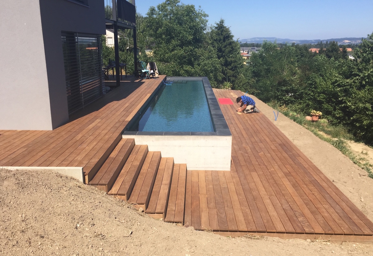 Terrasse en bois avec entourage piscine et escalier 2